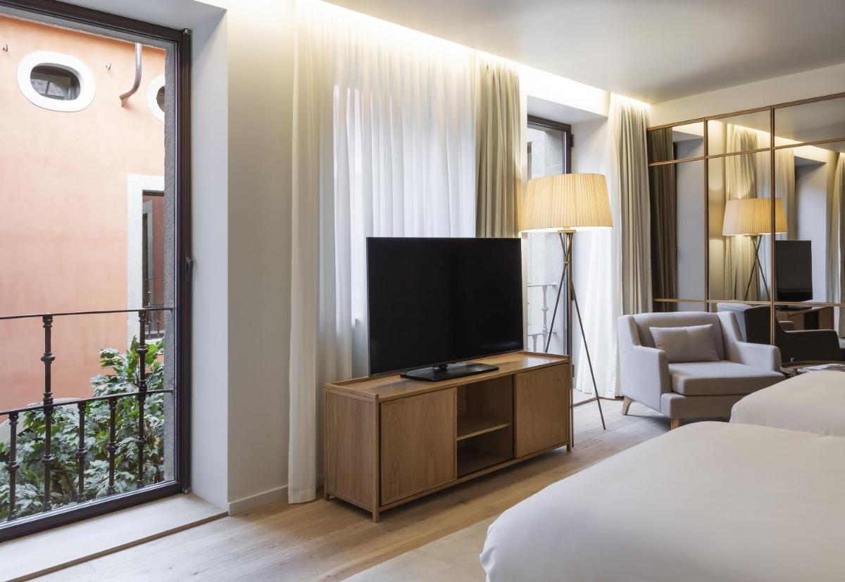 Uma televisão e/ou sistema de entretenimento em Casa da Companhia Hotel & Spa, Vignette Collection by IHG