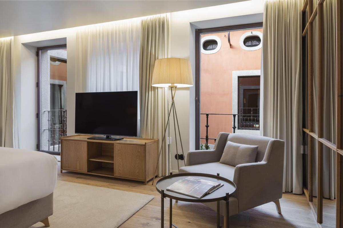 Uma televisão e/ou sistema de entretenimento em Casa da Companhia Hotel & Spa, Vignette Collection by IHG