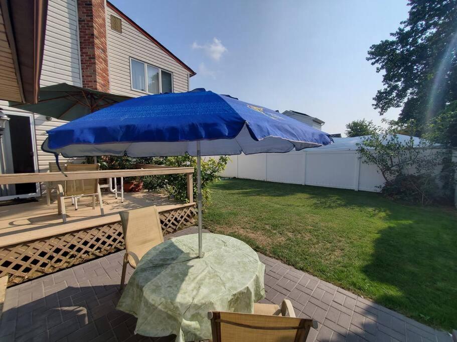 House near NYC with 3BR, 2BA, 2LR, Fpl, Deck/Patio - Housity