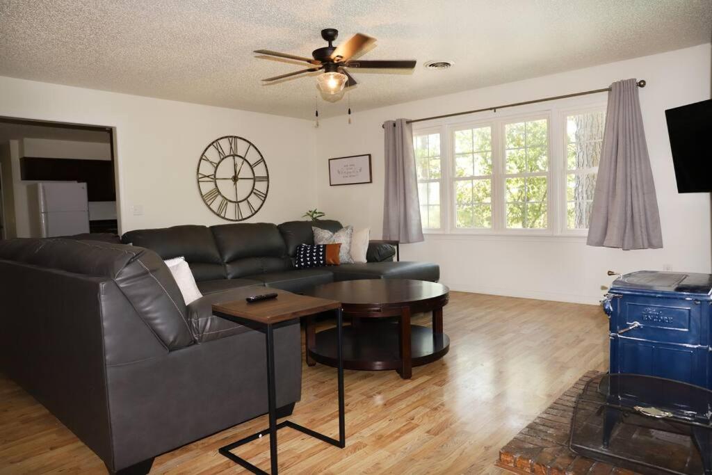 Suitetrails - 3 Bedroom Vacation Home next to Silver Dollar City
