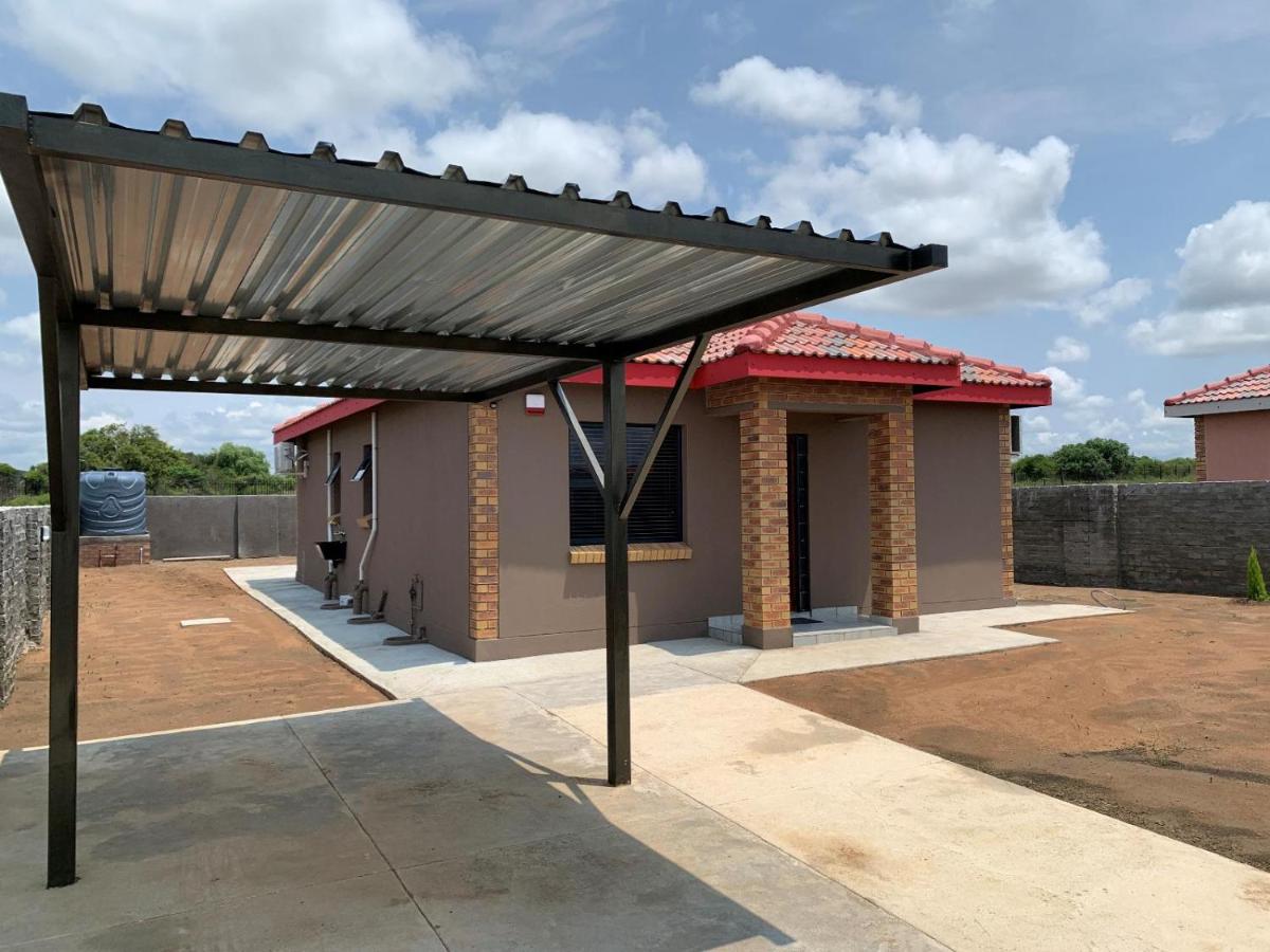 Lion House, 3 bedroom House next to Pilanesberg and Sun City - Housity