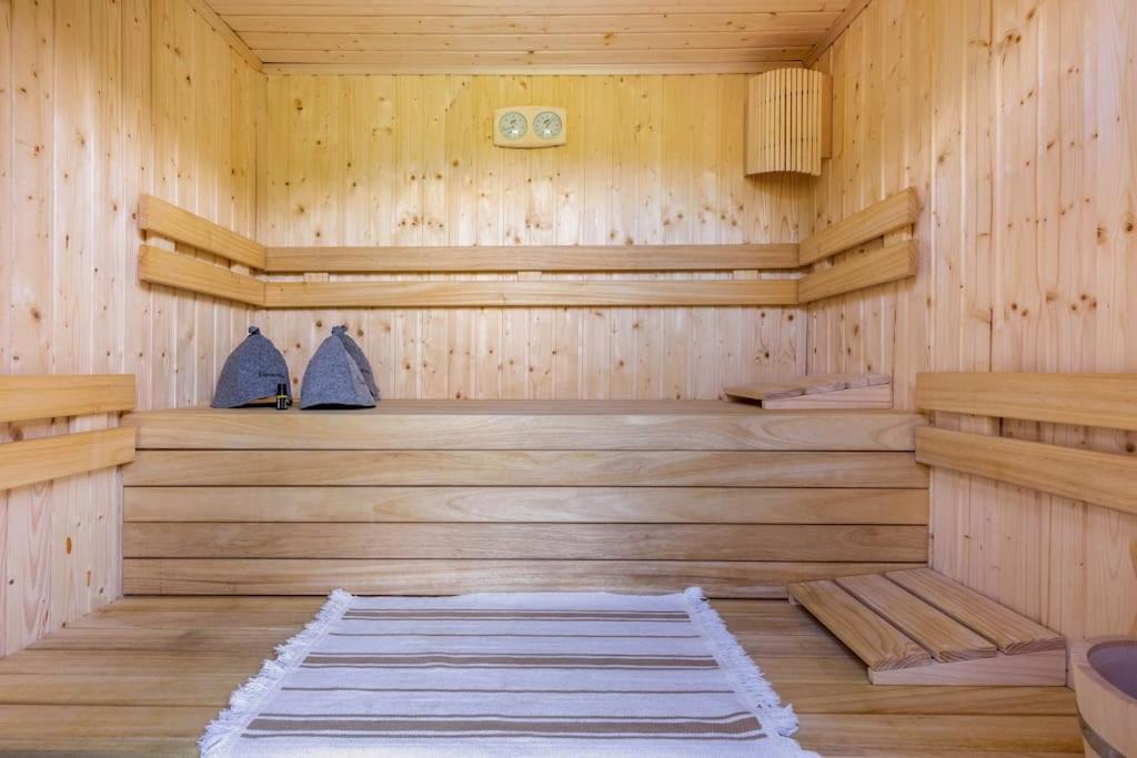 Ślusarnia-domek z sauną nad jeziorem, Kaszuby - Housity