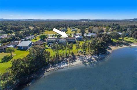 Four Bedroom Lake Side House Recent Reno - Housity