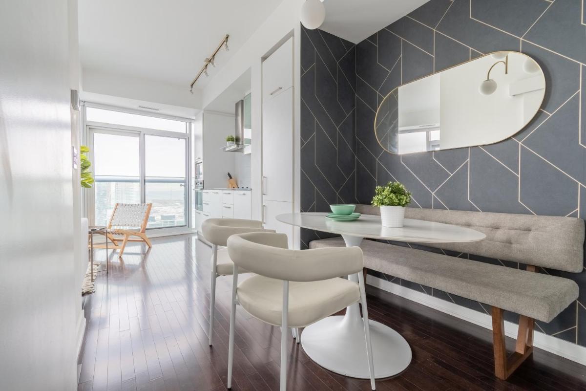 Downtown Toronto Condo Step to CN Tower ,Scotiabank Arena .Union Station - Housity