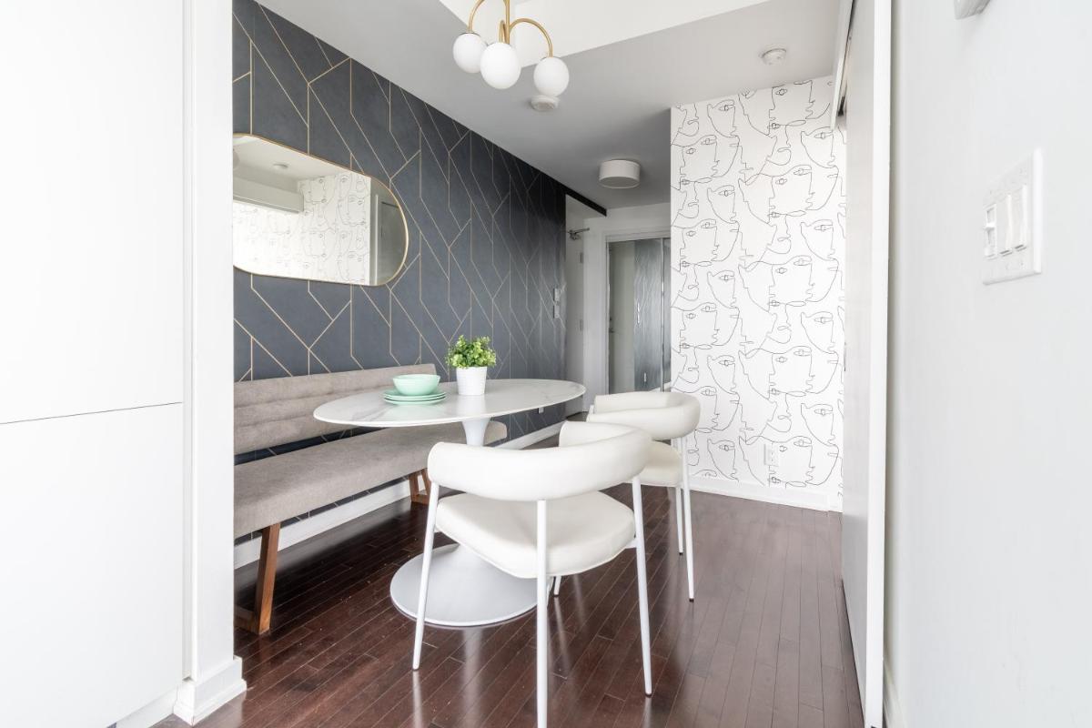 Downtown Toronto Condo Step to CN Tower ,Scotiabank Arena .Union Station - Housity
