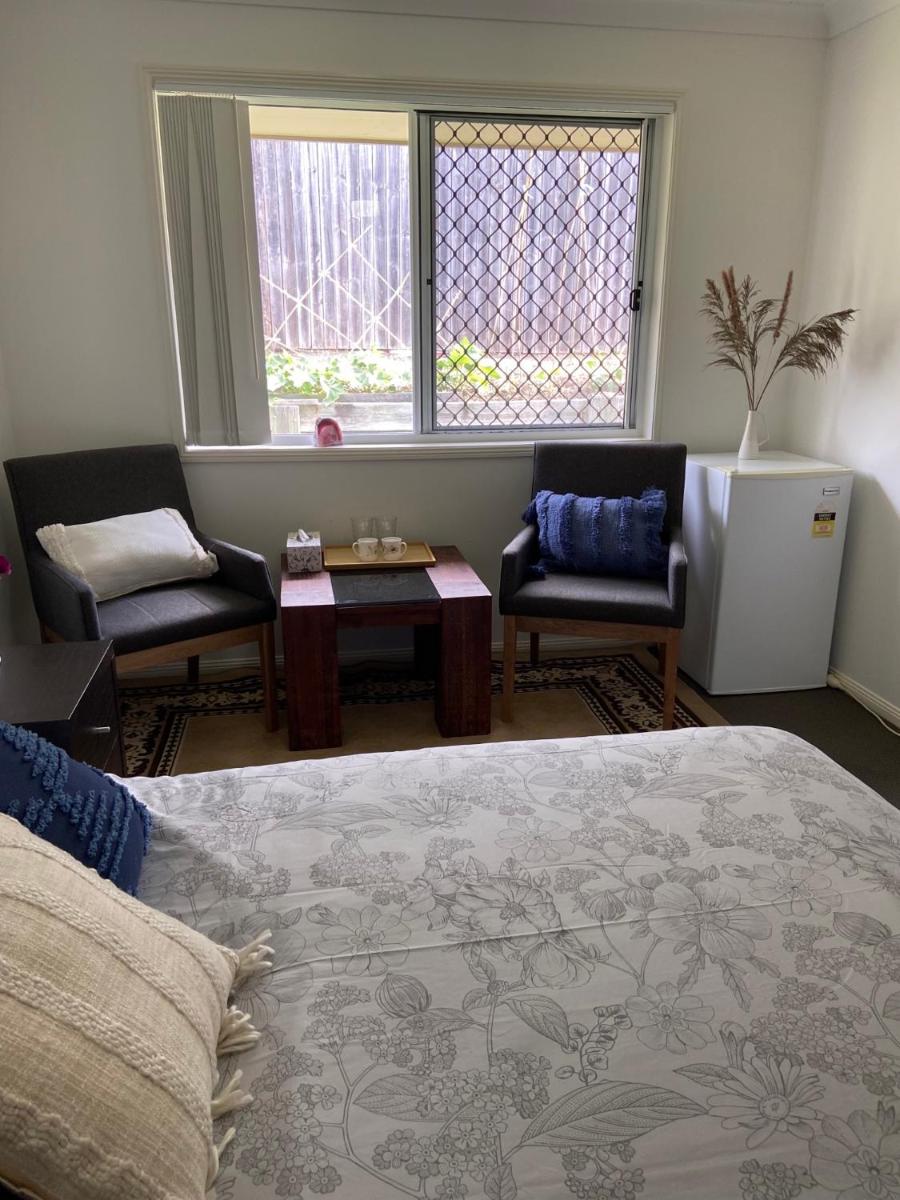 Spacious Room, Private Bathroom, Next To Theme Parks - Housity