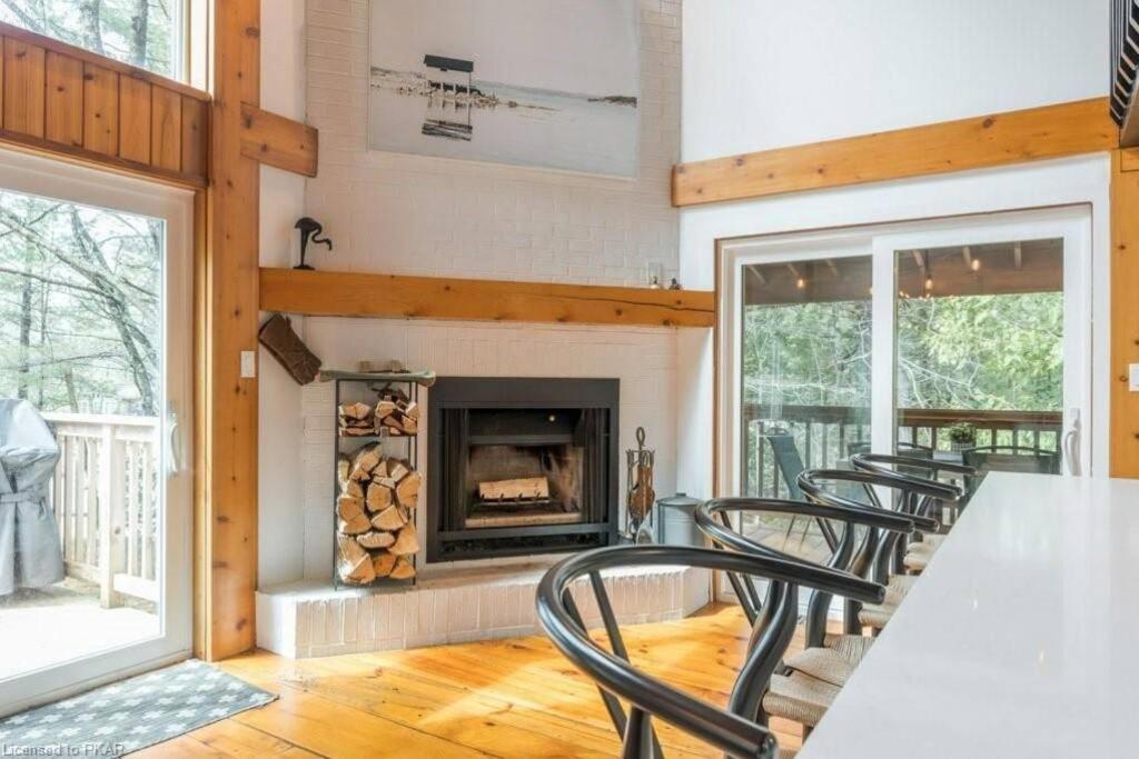 Luxurious Four Season lake front cottage in Kawarthas - Housity