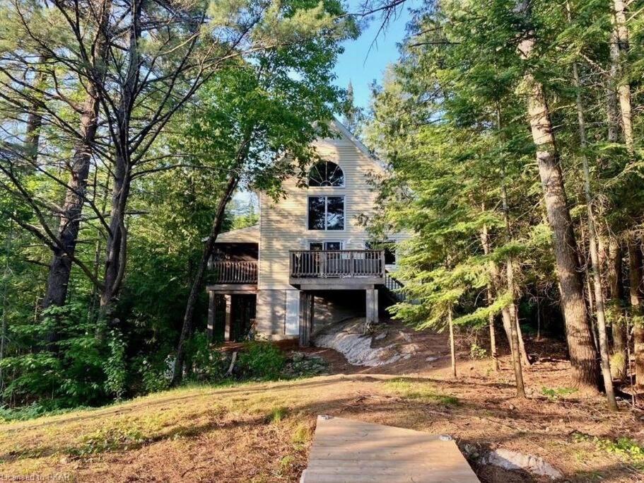 Luxurious Four Season lake front cottage in Kawarthas - Housity