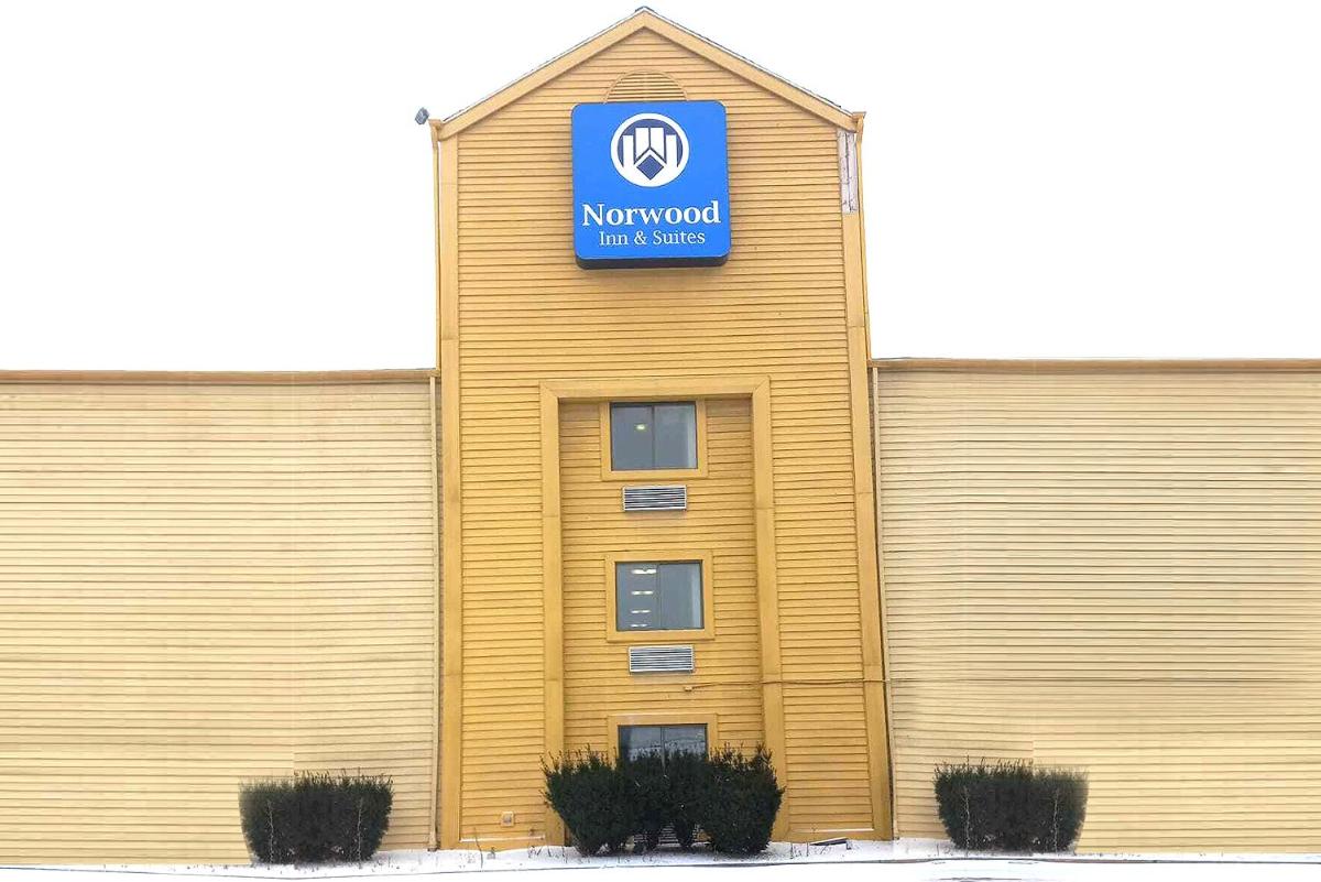 Norwood Inn & Suites Milwaukee - Housity