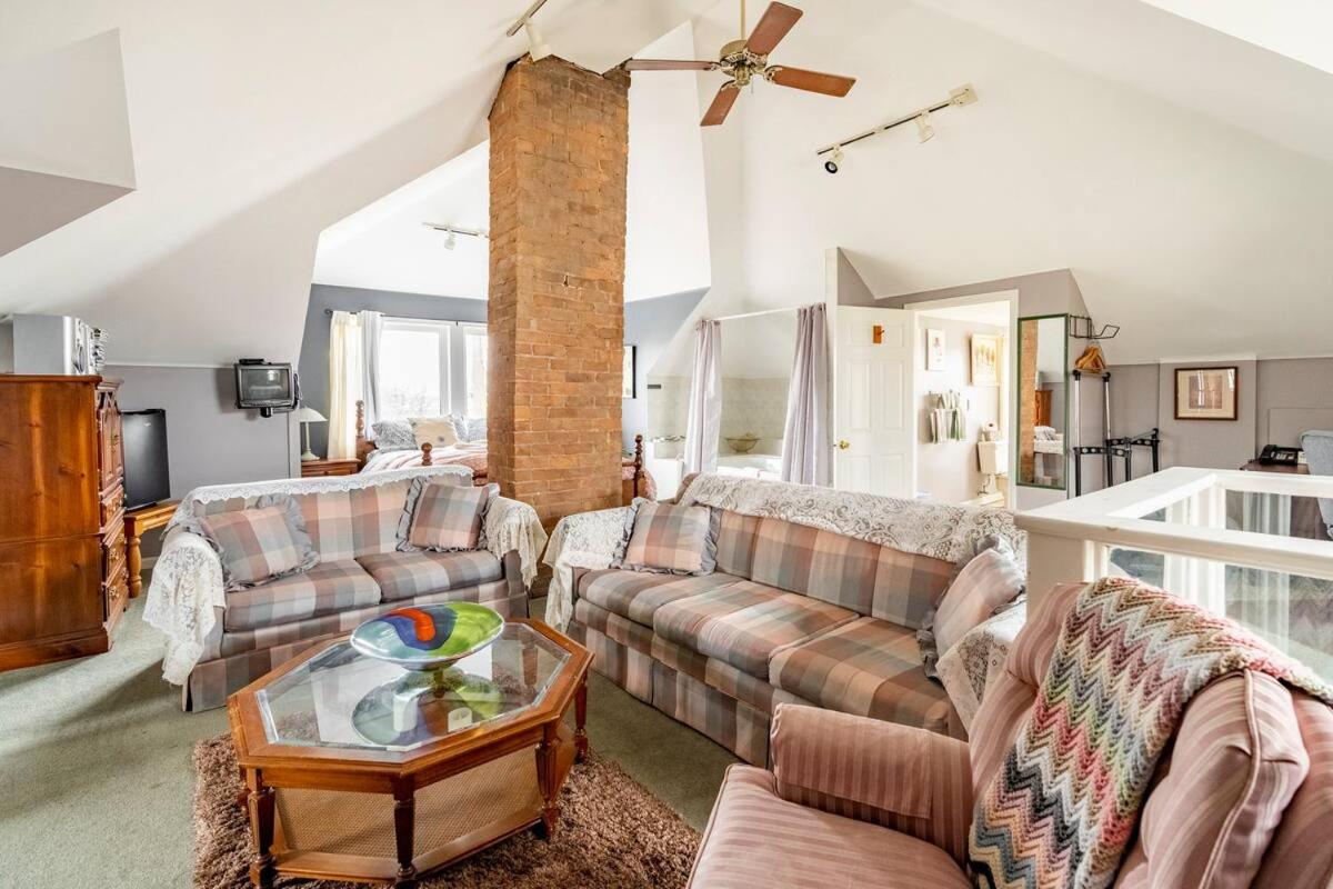 Ye Olde Walkerville Bed & Breakfast - Housity