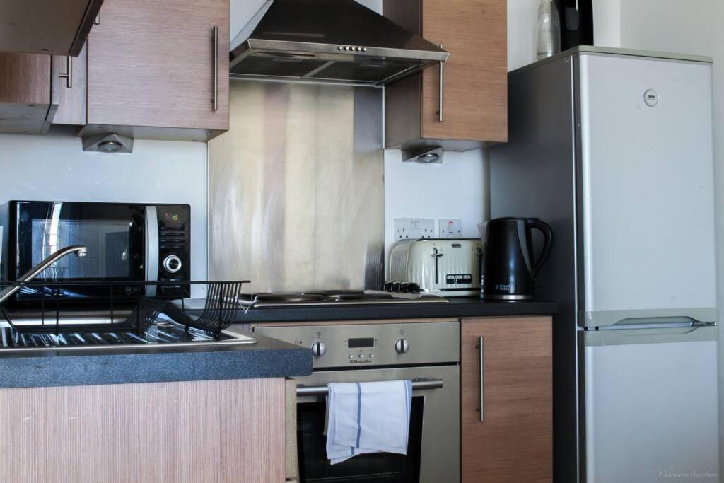 Modern 1BR apt near Etihad Stadium w parking - Housity