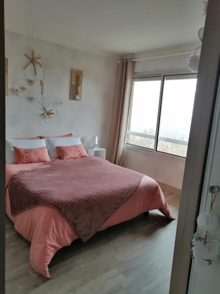 LAPAUSEDEGOUT chambres climatisées terrasse table d'hôtes - Housity
