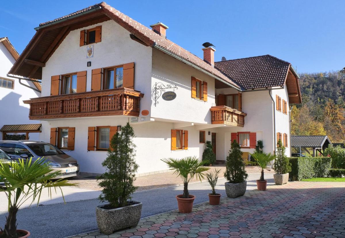 Holiday Lake - Housity