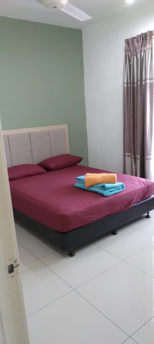 Risqi Apartment 3 bedroom Wakaf Che Yeh - Hizvo