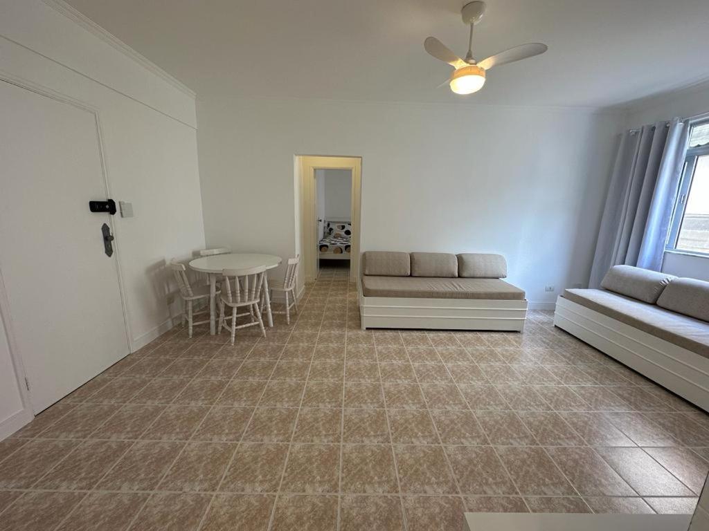 Ap 1! Super aconchegante, apenas 250 metros da praia da Enseada! - Housity