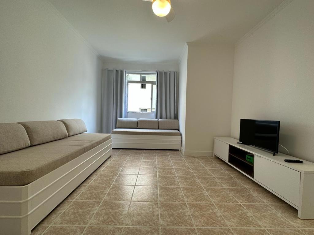 Ap 1! Super aconchegante, apenas 250 metros da praia da Enseada! - Housity