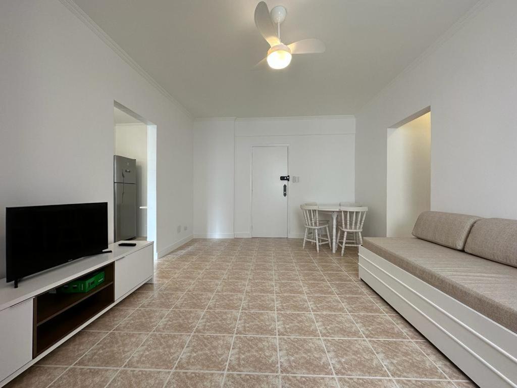 Ap 1! Super aconchegante, apenas 250 metros da praia da Enseada! - Housity