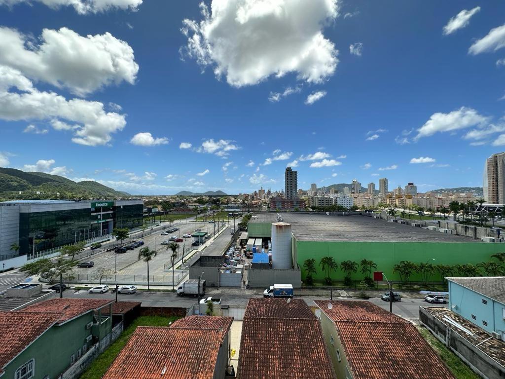 Ap 2! Lindo e com sacada, 2 vagas, na praia da Enseada! - Housity