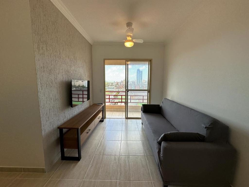 Ap 2! Lindo e com sacada, 2 vagas, na praia da Enseada! - Housity
