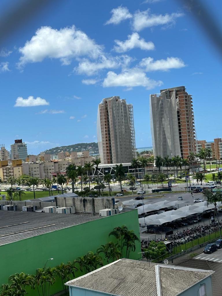 Ap 2! Lindo e com sacada, 2 vagas, na praia da Enseada! - Housity