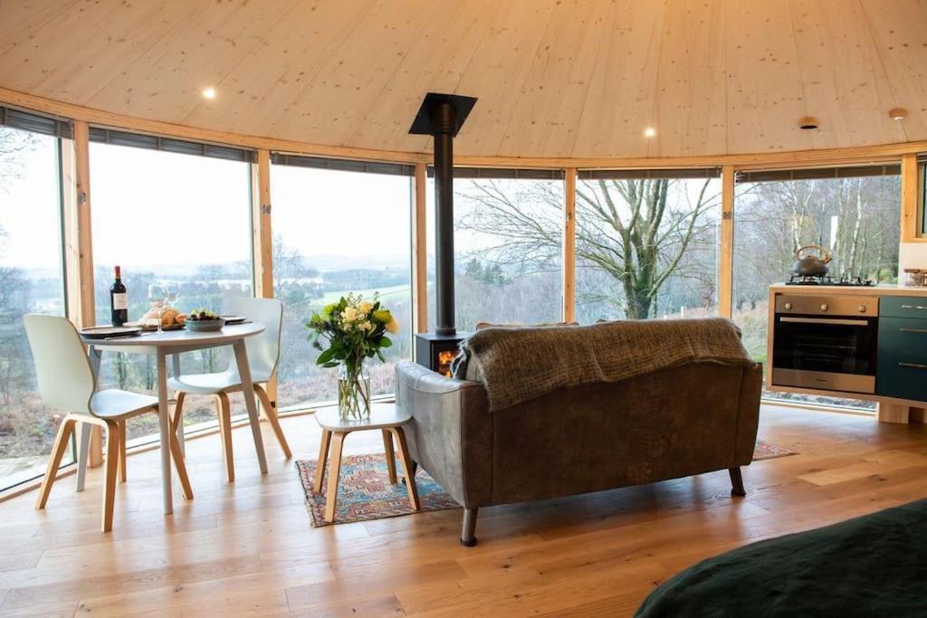 Suitetrails - Luxury romantic Roundhouse and hot tub for two