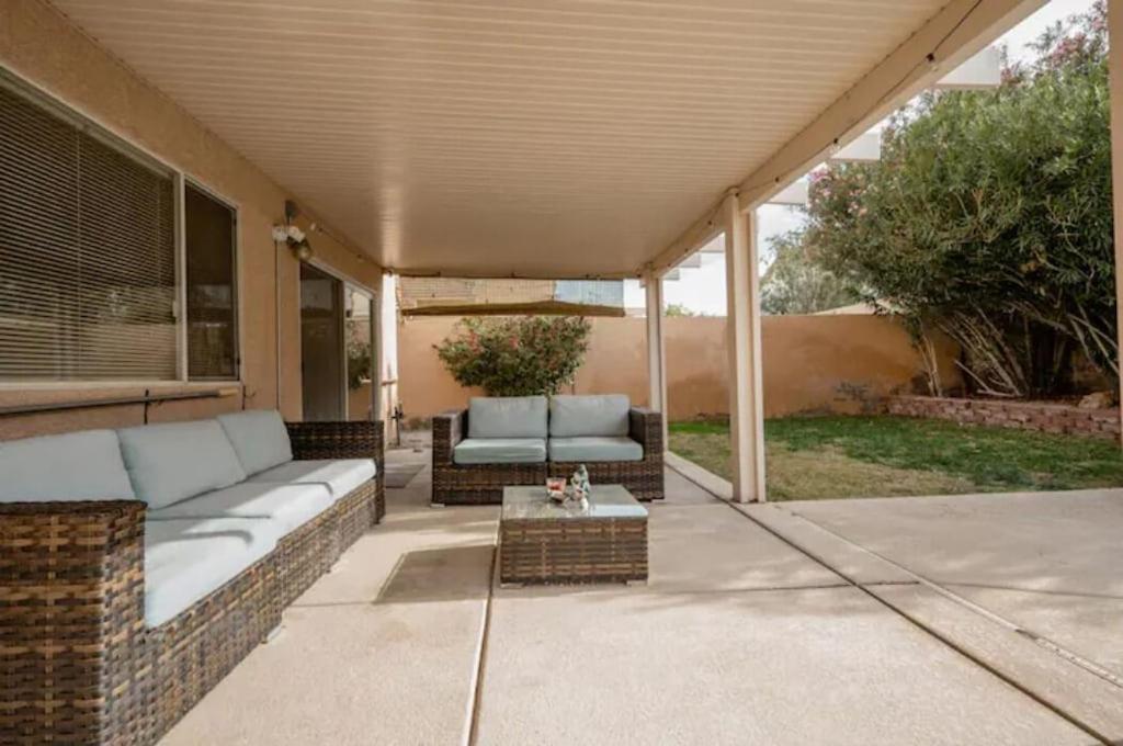 Gorgeous 4 Bedroom House W/ Private Pool - Housity