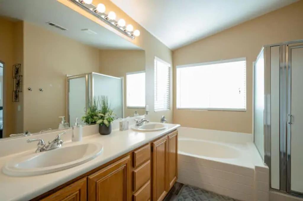 Gorgeous 4 Bedroom House W/ Private Pool - Housity