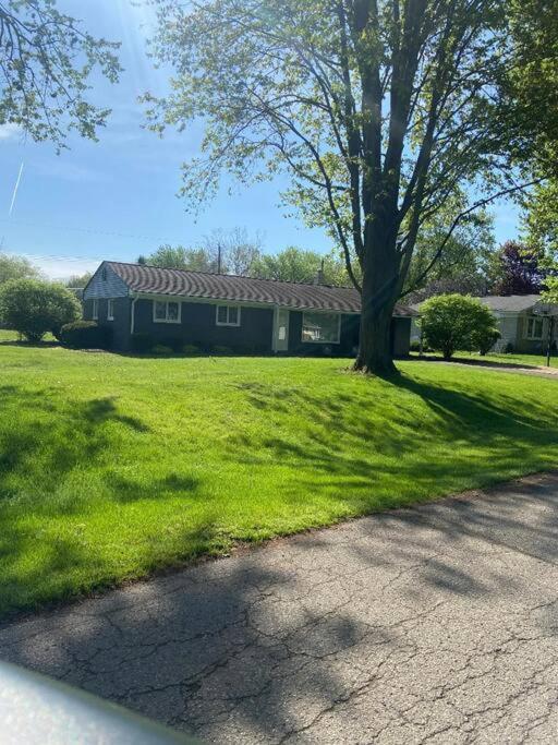 *New* Charming Clarkston Home Away from Home - Housity