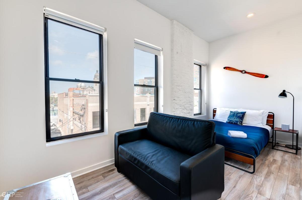 Blue Line Beauty in the Heart of Chicago - 747 Lofts Cabin 303 apts - Housity