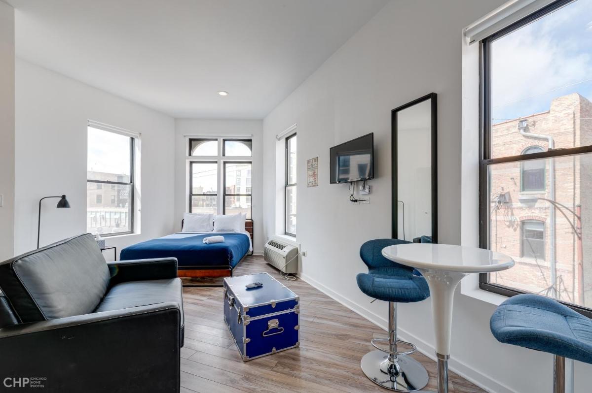Blue Line Beauty in the Heart of Chicago - 747 Lofts Cabin 303 apts - Housity