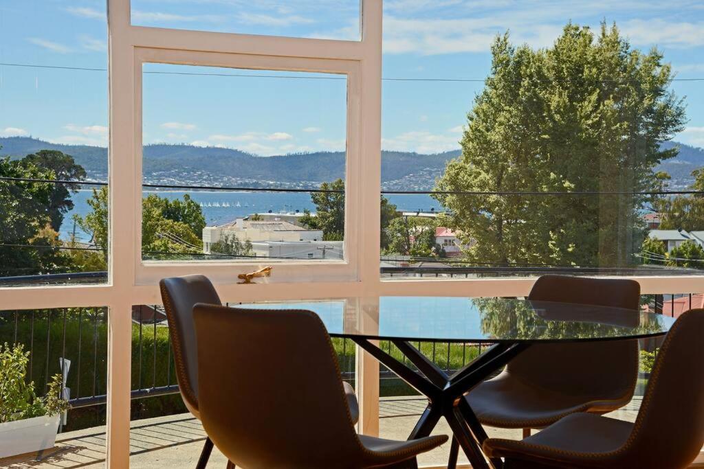 Scenic Sandy Bay Villa close City - Housity