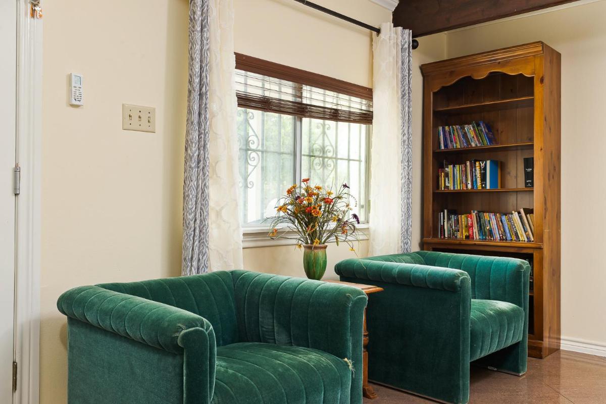 Fully Furnished 4 Bed 3 Bath Home with Pool - Housity