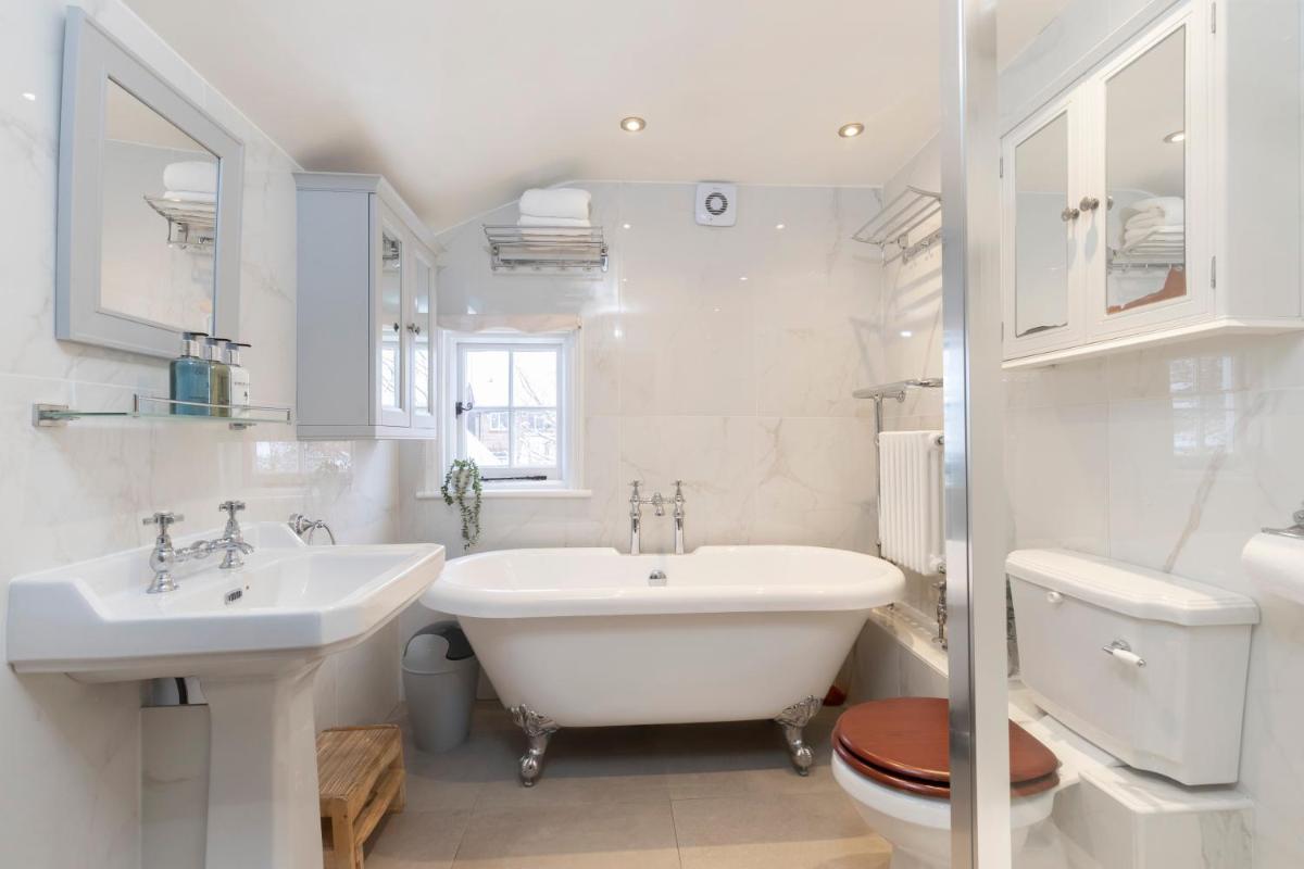 Beautiful 4 Bedroom Home - Housity