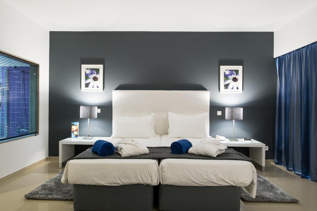 Uma cama ou camas num quarto em Rocamar Exclusive Hotel & Spa - Adults Only