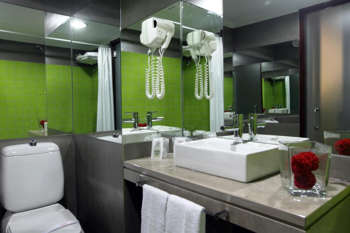 Uma casa de banho em Rocamar Exclusive Hotel & Spa - Adults Only
