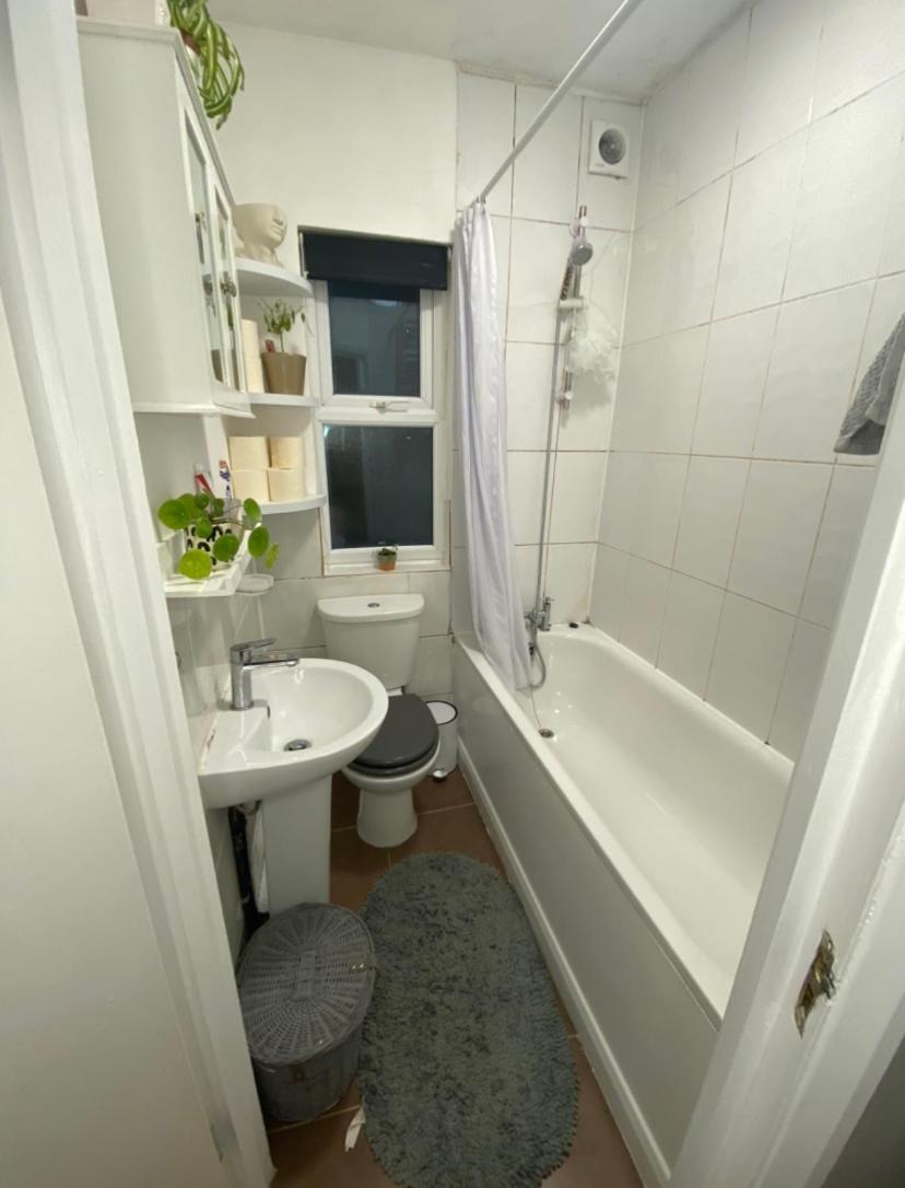 Guest bedroom with king size bed in Brixton - Housity