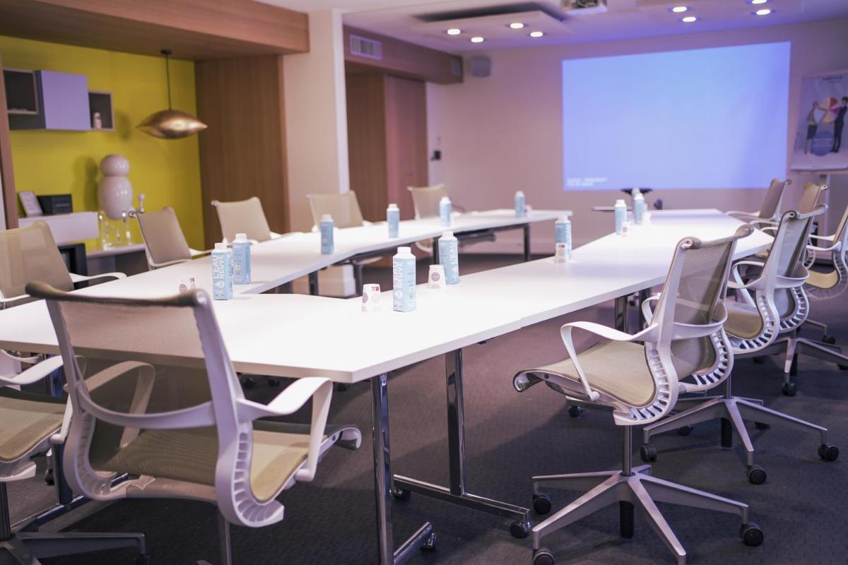 Espace de conférence ou salle de réunion dans l'établissement Novotel Fontainebleau Ury