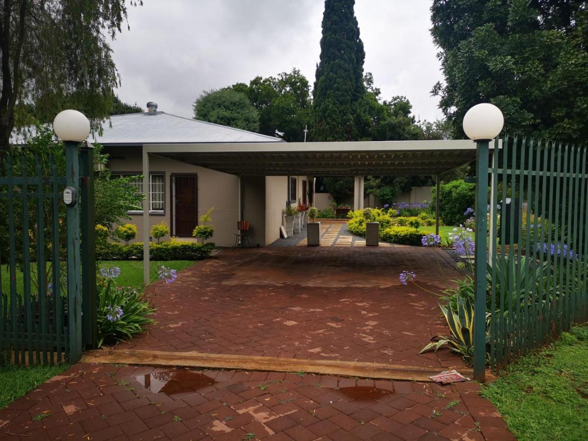 Cozy Manor Guestrooms - Housity