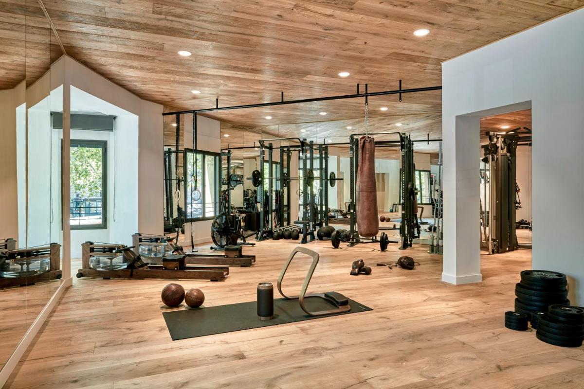 Un gimnasio con muchos equipos de ejercicio en una habitación. en Sir Victor Hotel, part of Sircle Collection, en Barcelona