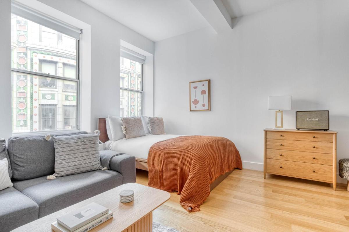 FiDi Studio w Gym Roof deck Speakeasy NYC-78 - Housity