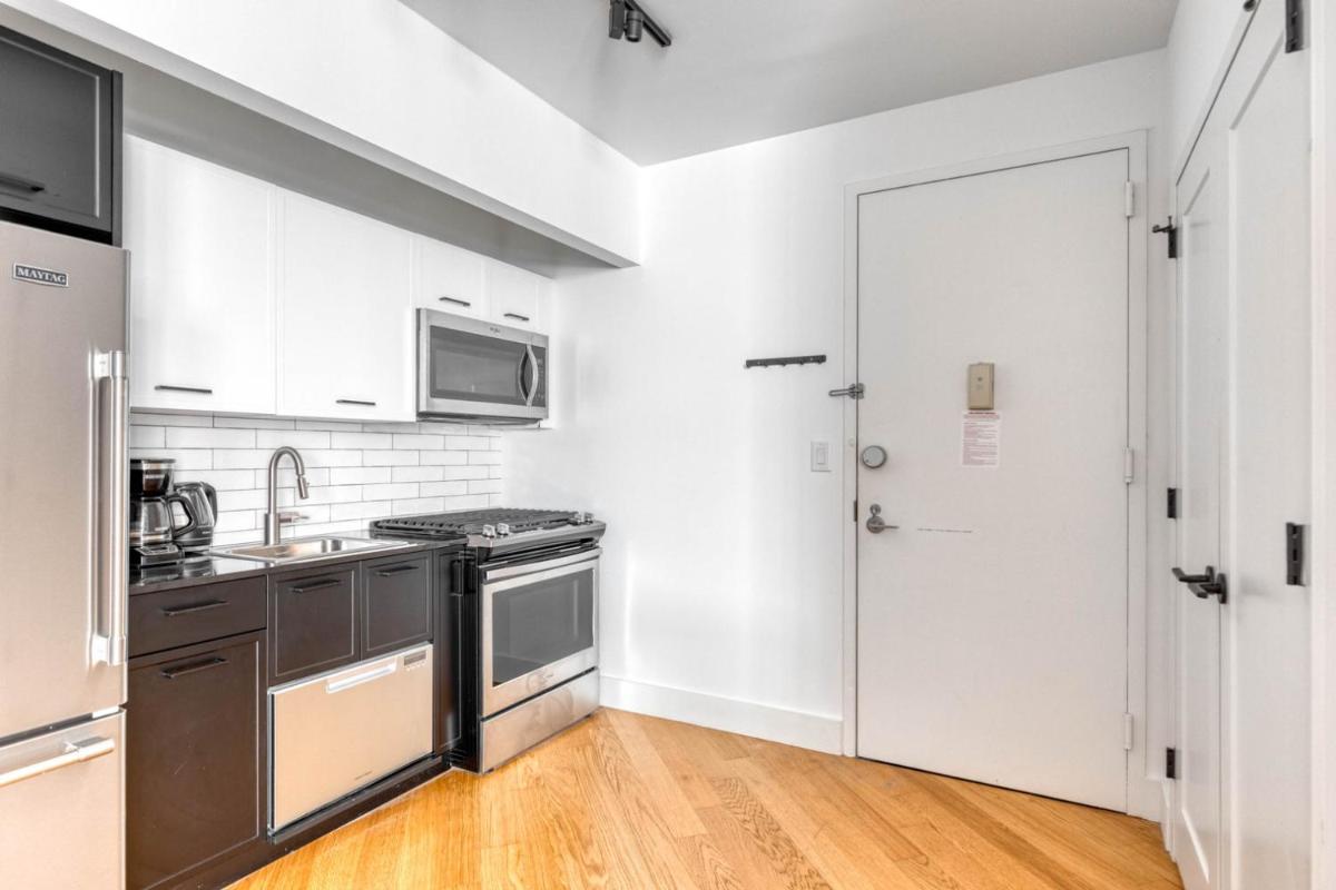 FiDi Studio w Gym Roof deck Speakeasy NYC-78 - Housity