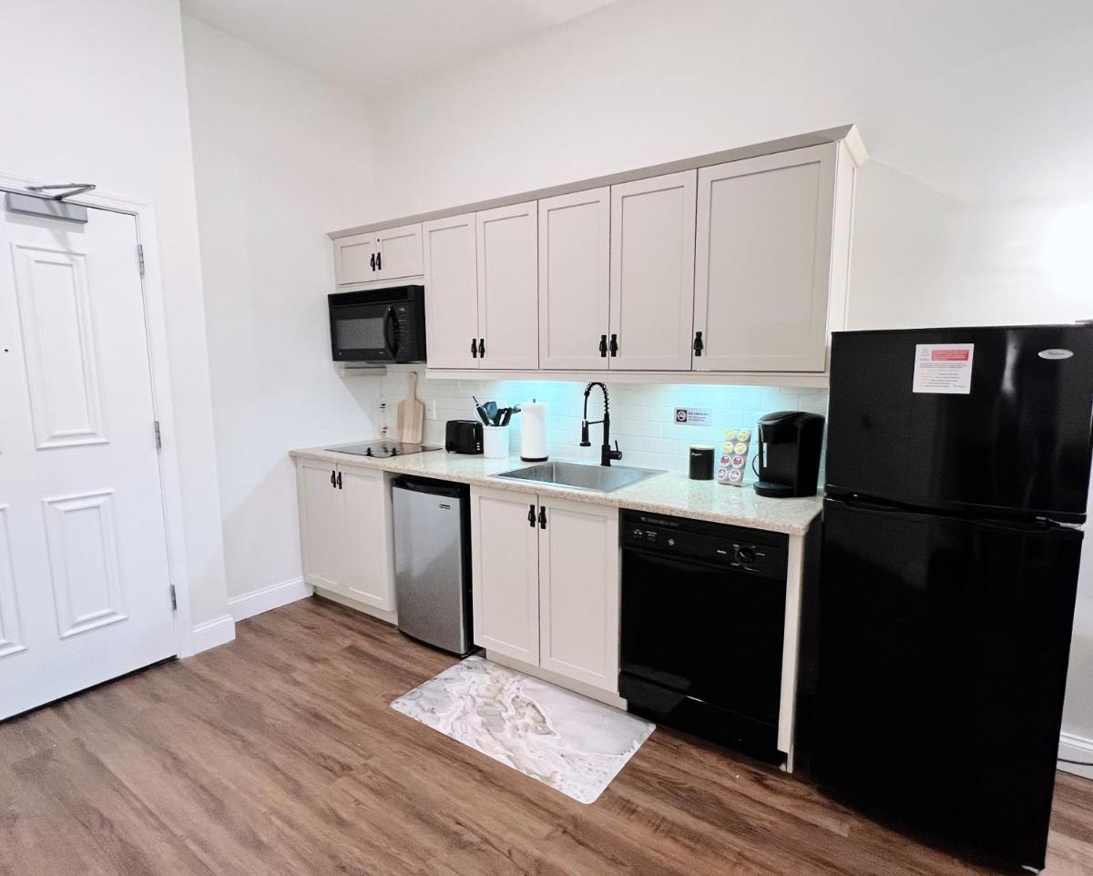 Mountain Creek Resort at Appalachian Hotel - Pool & Hot Tub - Housity