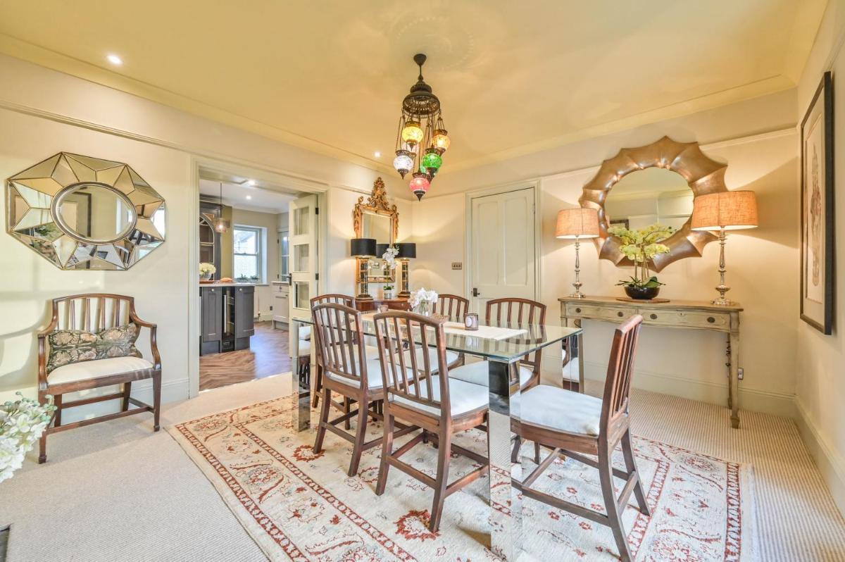 Luxury Townhouse with parking near Bars and Restuarants - Housity