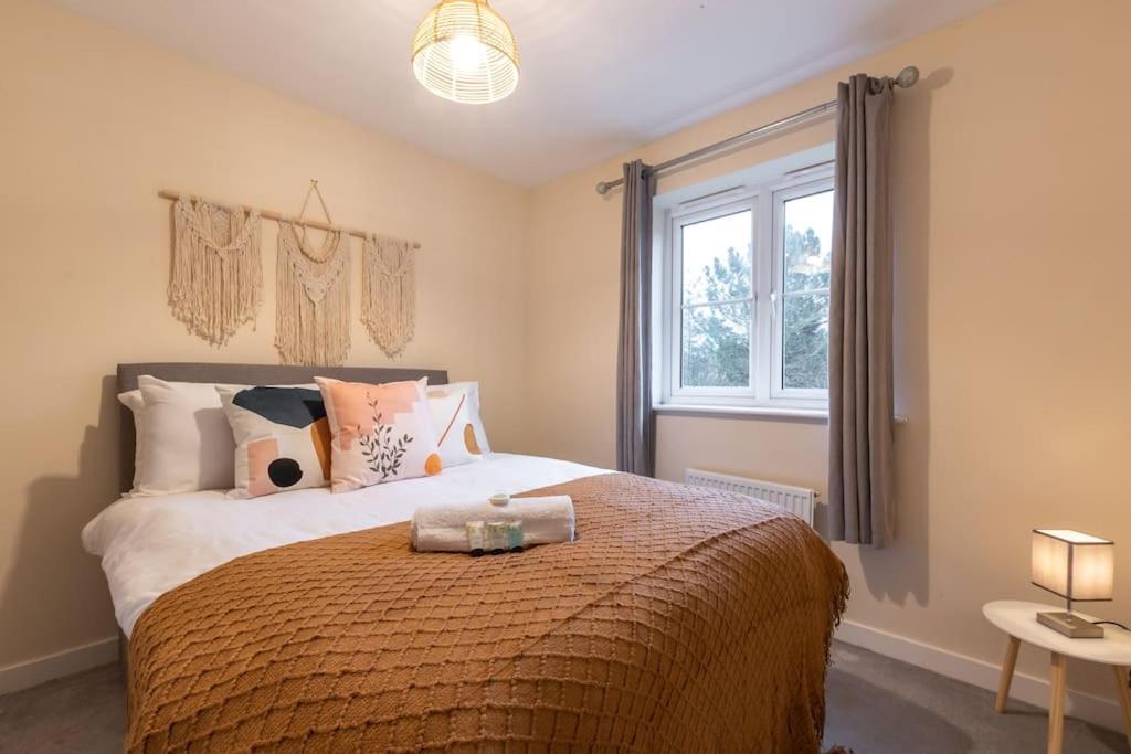 Cheerful 3 Bedroom house sleeps 7 in Peterborough - Housity