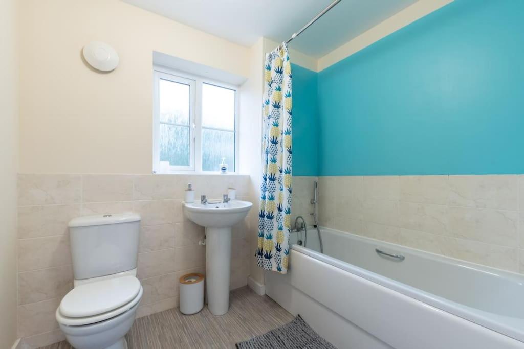 Cheerful 3 Bedroom house sleeps 7 in Peterborough - Housity