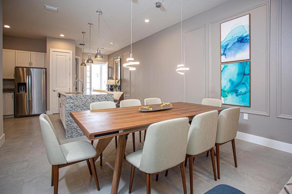 Themed rooms, close to Disney, spacious! - Housity