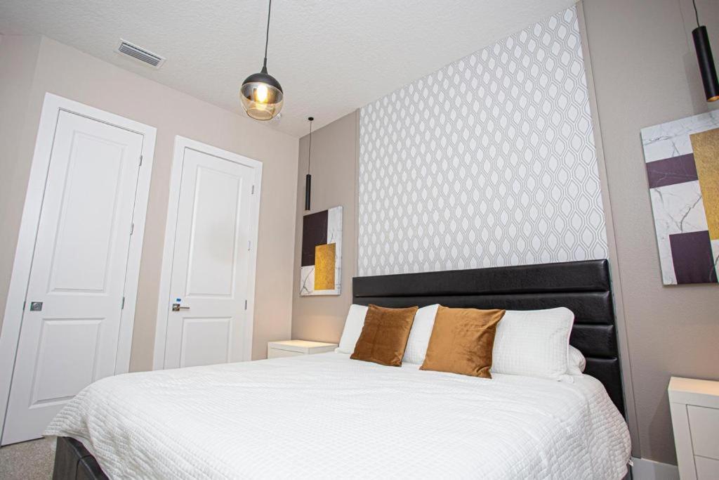 Themed rooms, close to Disney, spacious! - Housity