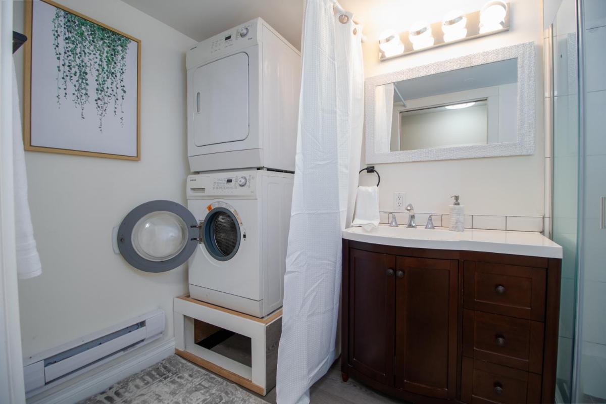 Bright private suite near Departure Bay beach - Housity