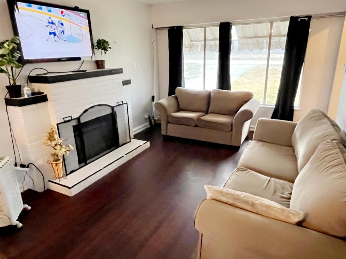 VINTAGE - 3 BED HOUSE - NORTH SURREY - PING-PONG AND POOL TABLE - TV CABLe - Housity