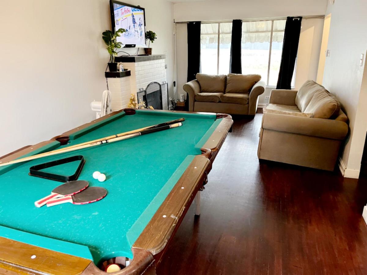 VINTAGE - 3 BED HOUSE - NORTH SURREY - PING-PONG AND POOL TABLE - TV CABLe - Housity